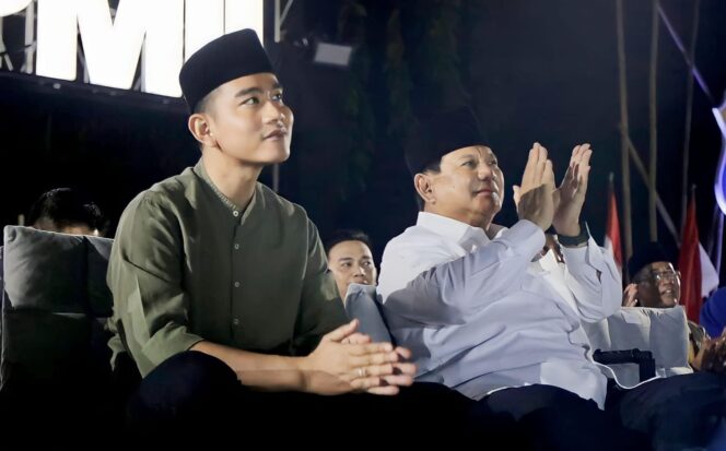 
					BERPASANGAN: Prabowo Subianto (baju putih) bakal berpasangan dengan Gibran Rakabuming Raka di Pilpres 2024. (foto: IG prabowo).