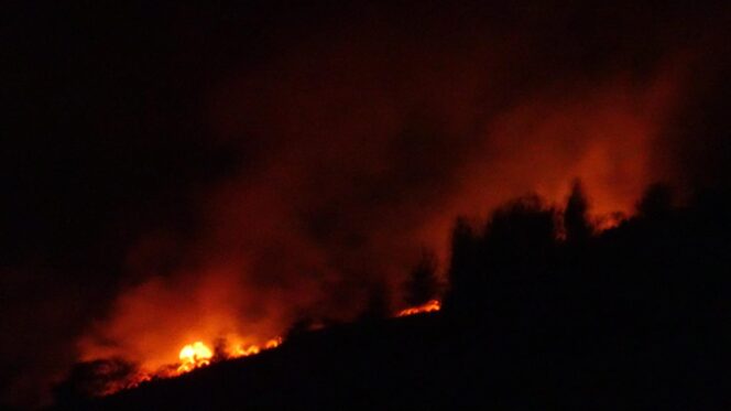 
					MERONA: Kebakaran hutan Gunung Arjuno dilihat dari belakang Puskesmas Prigen. (foto Moh. Rois).