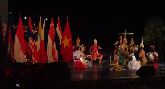 
					BERCERITA: Malam puncak ASEAN Panji Festival 2023 di Jawa Timur, digelar di Taman Candrawilwatikta, Pandaan, Kab. Pasuruan. (foto: Moh. Rois)