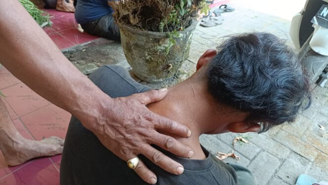 
					BABAK BELUR: Korban, AR, mengalami luka serius pasca jadi korban amuk massa. (foto: Asmadi).