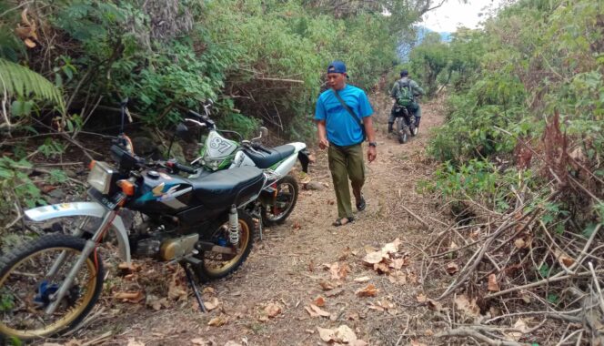 
					PADAM: Sejumlah petugas masih berada di sekitar lokasi kebakaran untuk mengantisipasi munculnya titik api baru. (foto: Moh. Rois)