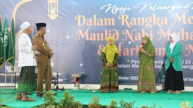 
					MASLAHAH: Rois Syuriah PC NU Kota Kraksaan dan Pj. Bupati Probolinggo saat mengoreksi bacaan Al-Quran delegasi banom perempuan PC NU Kota Kraksaan. (foto: Ali Ya'lu).