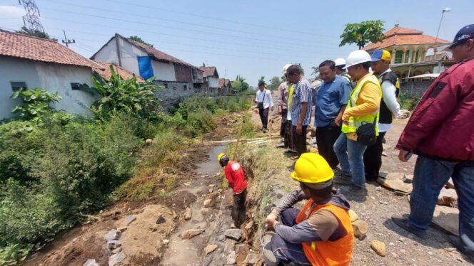 
					Komisi 3 DPRD Kota Probolinggo saat sidak dua proyek Gladser.