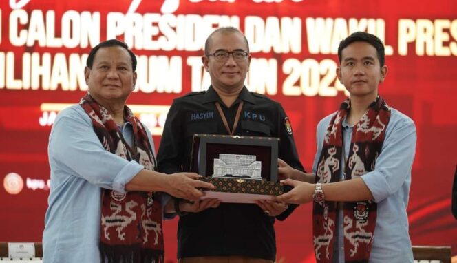 
					RESMI : Prabowo Subianto dan Gibran Rakabuming Raka mengapit ketua KPU RI, Hasyim Asy'ari, usai resmi mendaftar sebagai Capres-cawapres. (foto: FP Prabowo Subianto)