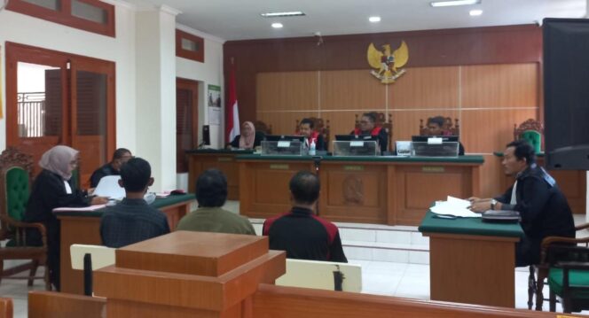 
					SIDANG LANJUTAN: PN Kota Pasuruan kembali menggelar sidang kasus penimbunan solar ilegal, Kamis (26/10/23). (foto: Moh. Rois)