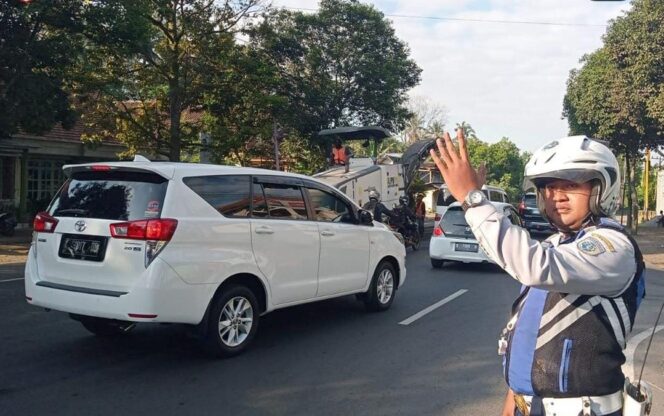 
					ATUR LALIN: Petugas Dinas Perhubungan Kab. Lumajang sedang mengatur lalulintas di jalur Probolinggo - Lumajang. (foto: Asmadi)