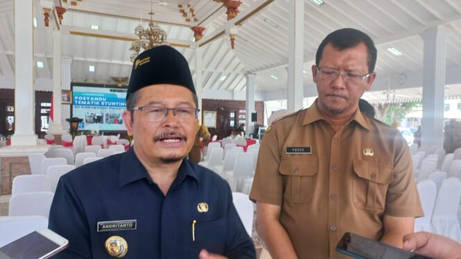 
					Pj. Bupati Pasuruan, Andriyanto ditemani Sekda Kabupaten Pasuruan, Yudha Triwidya Sasongko. (foto: Moh. Rois)