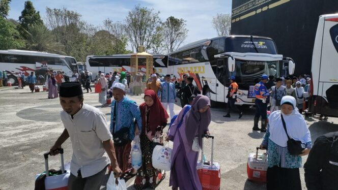 
					SEGERA TES KESEHATAN: Calon Jemaah Haji di Kabupaten Probolinggo saat persiapan pemberangkatan di Miniatur Ka'bah. (foto: dok)