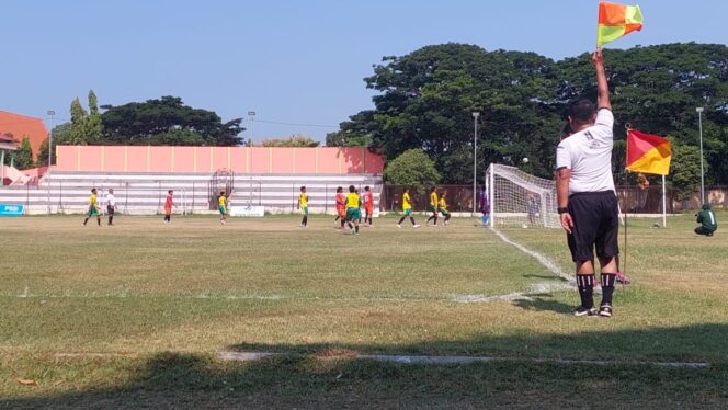 
					UJI COBA: Hakim garis mengawasi duel pemain Persipro 1954 U-17 dengan Assyabaab Sukorejo di depan gawang. (foto: Hafiz Rozani).