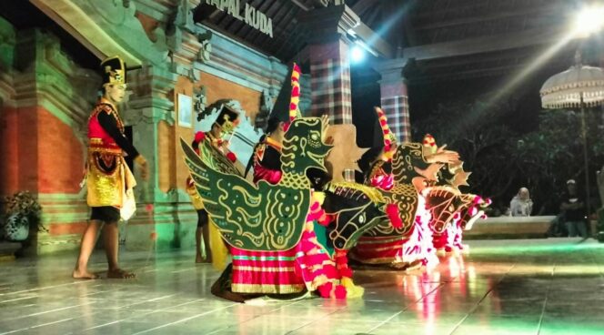 
					KEARIFAN LOKAL: Tarian Jaran Kencak warnani.Galang Gerak Budaya Tapal Kuda (GGBTK), yang digelar di Pura Mandaragiri Semeru Agung, Senduro, Lumajang, Minggu (29/10/23) malam. (foto: Asmadi).