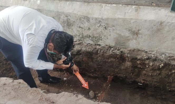 
					OLAH TKP: Anggota kepolisian melakukan olah TKP di lokasi temuan benda diduga granat di Bangil, Pasuruan. (foto: Moh. Rois).