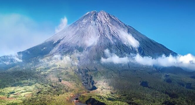 
					FLUKTUATIF: Gunung Semeru yang terletak di Kabupaten Lumajang masih fluktuatif dan kerap mengeluarkan material letusan. (foto: dok)