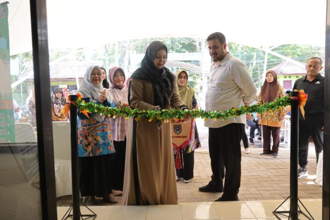 
					Walikota Probolinggo dan istrinya meresmikan galeri OPOP (Foto: Istimewa).