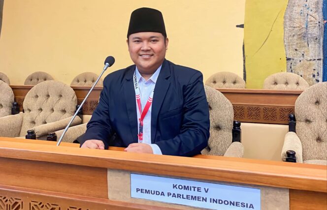 
					INSPIRATIF: Mochammad Fathurrozi saat menyampaikan aspirasinya di ruang sidang Komisi II DPR RI, beberapa hari lalu. (foto: Asmadi)