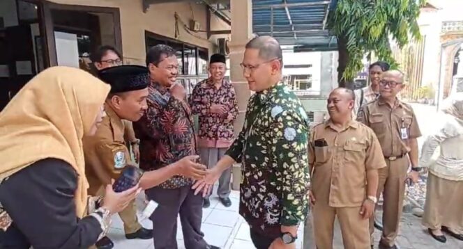 
					TURUN TANGAN: Kepala Dinas Pendidikan Provinsi Jawa Timur, Aries Agung Peawai, saat tiba di SMAN 1 Taruna Madani Pasuruan. (foto: Moh. Rois)