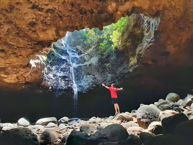 
					EKSOTIK: Seorang wisatawan tengah berwisata di Air Terjun Antrukan Pawon, Gucialit, Lumajang. (foto: Asmadi)