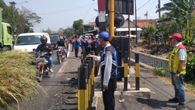 
					DIPERLEBAR: Proyek pelebaran JPL Malasan Probolinggo, Rabu (1/11/23), mulai dikerjakan. (foto: Asmadi)