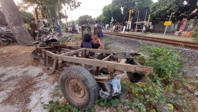 
					RINGSEK: Kendaraan roda tiga yang tertabrak Kereta Api di Banjarsari, Probolinggo, ringsek. (foto: Hafiz Rozani)