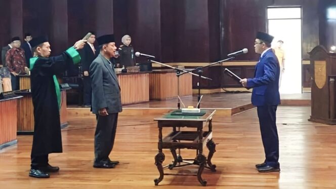 
					RESMI: Pelantikan Mahrus sebagai anggota DPRD Kabupaten Probolinggo Fraksi PPP melalui mekanisme PAW. foto: Ali Ya'lu)