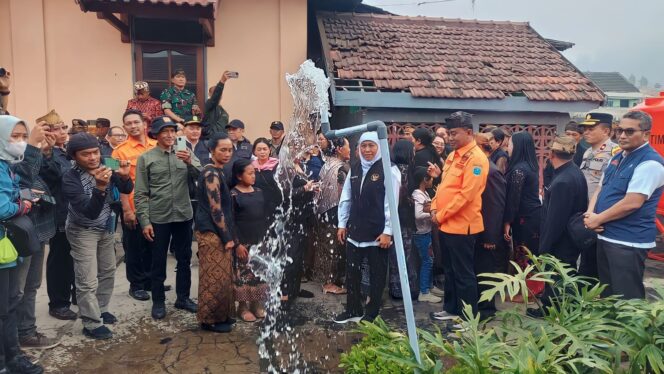 
					DIRESMIKAN: Gubernur Jatim, Khofifah Indar Parawansa meresmikan perbaikan pipa dengan memutar keran air bersih di Desa Ngadas, Sukapura, Probolinggo. (Foto: Hafiz Rozani).