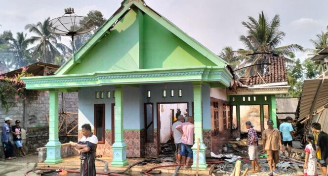 
					LUDES: Kondisi rumah milik Matlab (52), warga Desa Sari Kemuning, Senduro, Lumajang, pasca terbakar. (foto: Asmadi)