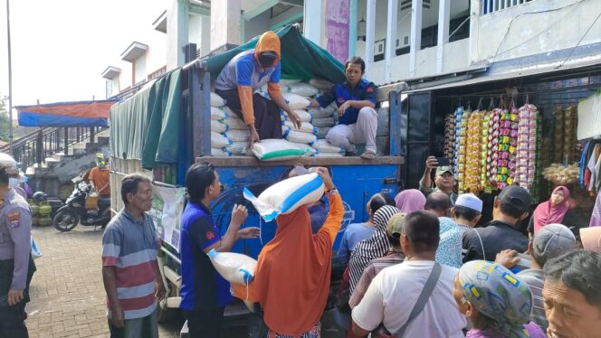 
					BERAS MAHAL: Operasi pasar di Pasar Semampir Kraksaan, Kabupaten Probolinggo, beberapa waktu lalu. (foto: dok)