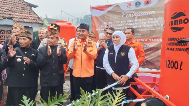 
					JADI REBUTAN: Gubernur Jawa Timur, Khofifah Indar Parawansa saat peresmian saluran air bersih di Desa Ngadas, Sukapura, Probolinggo, Kamis (2/11/23) sore. (foto: Hafiz Rozani)