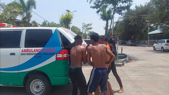 
					TENGGELAM: Salah satu korban saat dievakuasi ke RSUD dr. Mohamad Saleh menggunakan ambulans. (foto: Hafiz Rozani).