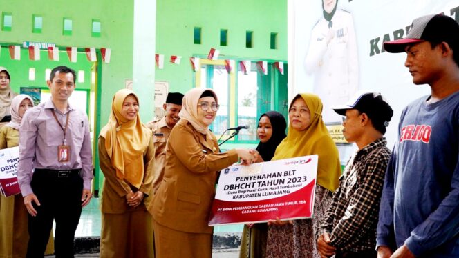 
					PEDULI: Pj. Bupati Lumajang, Indah Wahyuni saat menyerahkan BLT DBHCHT Tahun 2023, bertempat di Balai Penyuluhan Pertanian Kecamatan Kunir. (foto: Asmadi)