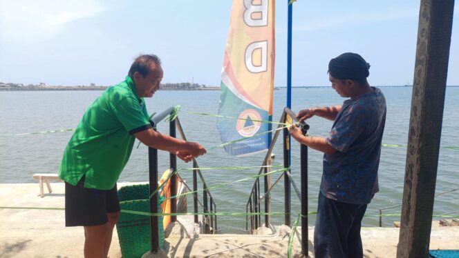 
					DILARANG: Otoritas pelabuhan saat menutup akses wisata kum-kum Pantai Mayangan menggunakan tali rafia. (foto: Hafiz Rozani).