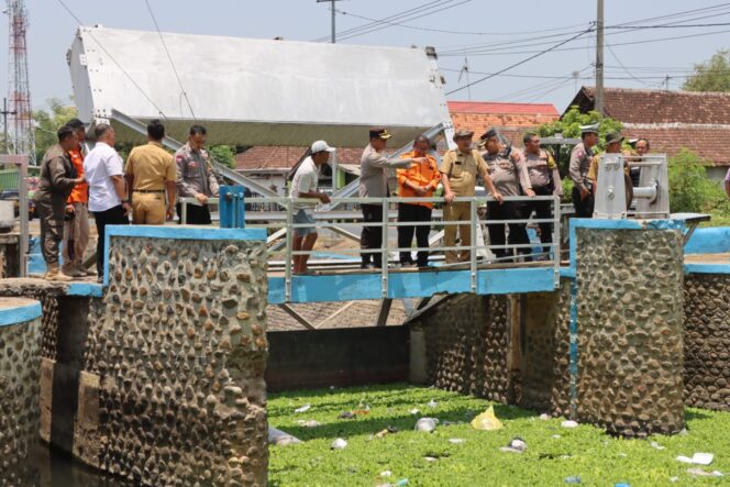 
					CEK: Kapolres Probolinggo Kota dan Kalaksa BPBD Kota Probolinggo mengecek EWS di dam. (Foto: Istimewa).