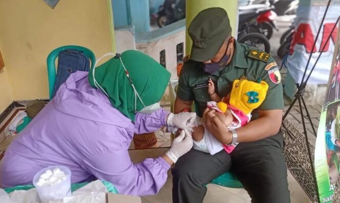 
					PERANGI STUNTING: Proses imunisasi balita untuk mencegah stunting di Kabupaten Lumajang. (foto: IG lumajang_army_0821).