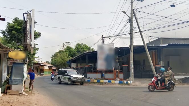 
					DIBIARKAN: Salah satu baliho caleg yang terpasang di ruas jalan di Kabupaten Probolinggo. (foto: Ali Ya'lu)