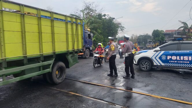 
					DUA ARAH: Petugas Satlantas Polres Probolinggo mengatur lalu lintas di lokai proyek pelebaran jalan JPL Malasan. (foto: Hafiz Rozani)