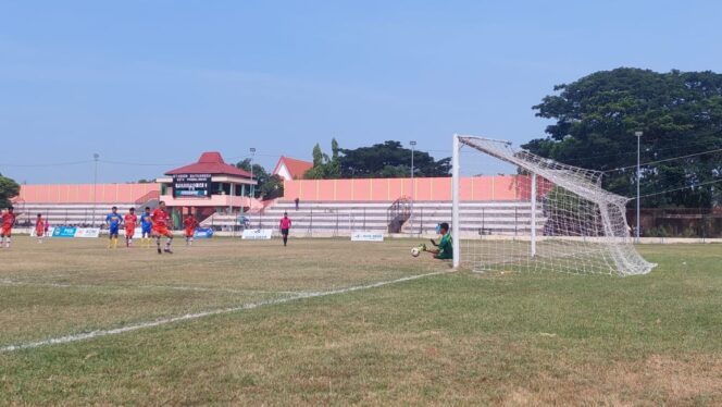 
					PERKASA: Persipro 1954 gilas Persikapro dalam laga pembuka Grup I Piala Soeratin 2023. (foto: Hafiz Rozani).