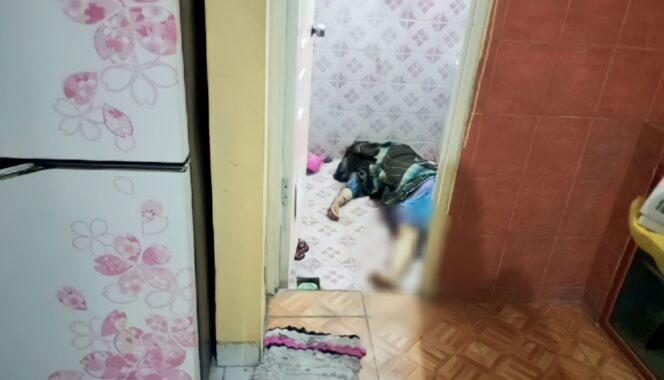 
					TEWAS MISTERIUS: Jasad korban saat pertama kali ditemukan di kamar mandi. (foto: Moh. Rois)