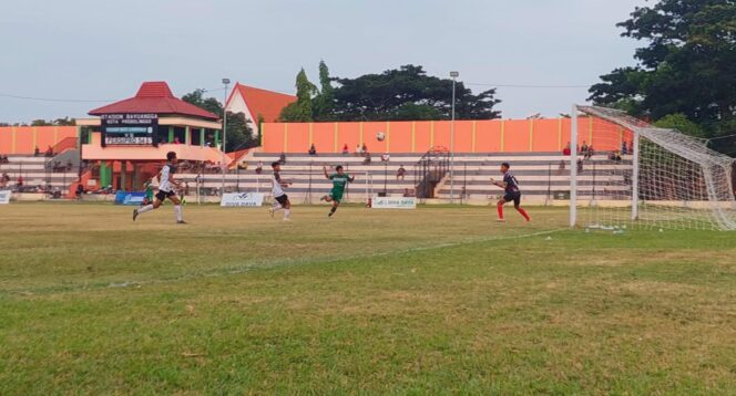 
					PERKASA: Persipro 1954 gilas Persebo Muda Bondowoso 5 : 0 dalam laga kedua Piala Soeratin U-17 di Stadion Bayuangga Kota Probolinggo. (foto: Hafiz Rozani).