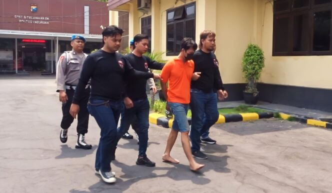 
					SAKIT HATI: Polisi menangkap Heru Purnomo (34) atas dugaan pembunuhan terhadap tetangganya sendiri, Endang Sukowati (47) di Desa Randupitu, Gempol, Pasuruan. (foto: Moh. Rois)