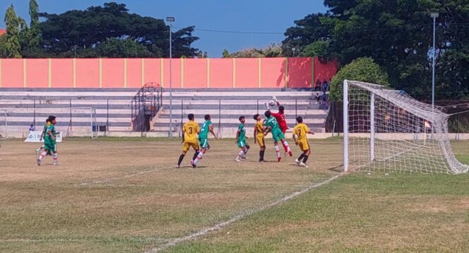 
					MENANG TELAK: Pemain Persipro 1954 (jersey hijau) saat berduel dengan pemain Persid Jember. (foto: Hafiz Rozani).