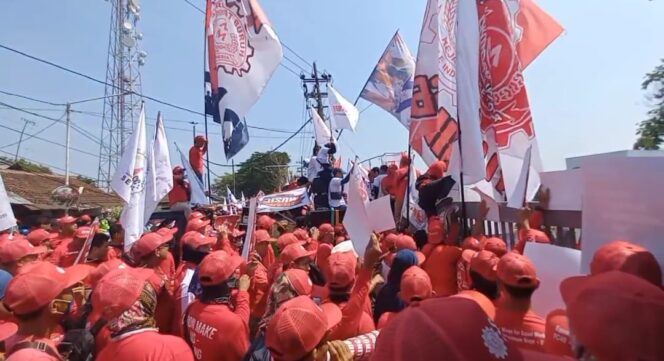 
					UNJUK RASA: Ratusan buruh saat demo di depan PT. Nestle Indonesia Pasuruan protes PHK massal. (foto: Moh. Rois)