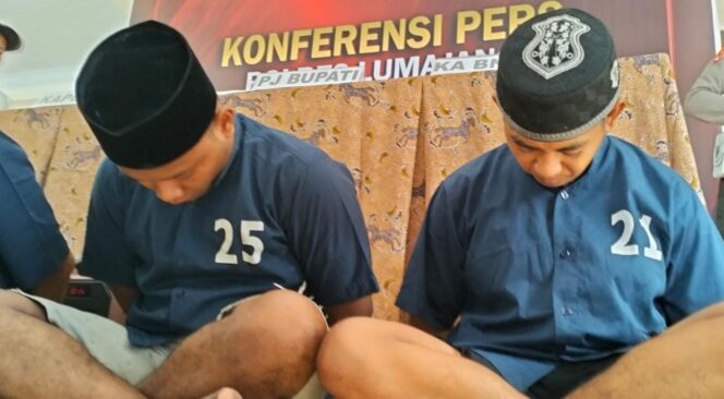 
					 NYABU: Dua pegawai honorer Pemkab Lumajang, G-A dan M-S, diringkus Satreskoba Polres Lumajang akibat konsumsi sabu. (foto: Asmadi)