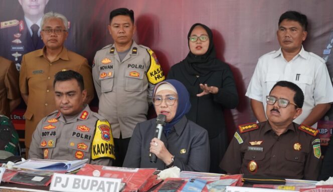 
					BERI KETERANGAN: Pj. Bupati Lumajang, Indah Wahyuni, saat memberikan keterangan terkait nasib dua pegawai honorer yang ditangkap Satreskoba Polres Lumajang. (foto: Asmadi).