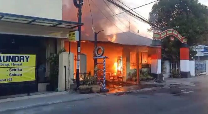 
					MEMERAH: Rumah di Jalan Sunan Ampel, BugulKidul, Kota Pasuruan hangus terbakar, pada Senin (13/11/23) petang. (foto: Moh. Rois).