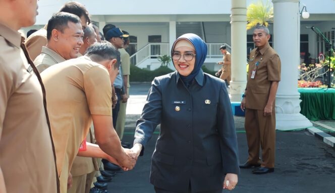 
					BERI PENJELASAN: Pj. Bupati Lumajang, Indah Wahyuni, menyalami sejumlah pegawai usai apel di kantor Pemkab Lumajang. (foto: Asmadi)