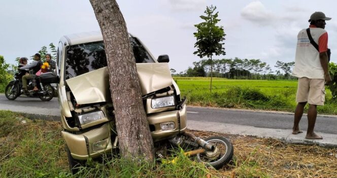 
					LAKA TUNGGAL: Kondisi Isuzu Panther pasca menabrak motor dan pohon di Lumajang. (foto: Asmadi)