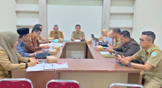 
					ALOT: Rapat dana hibah pemilu antara Bakesbangpol, KPU, dan Bawaslu Kota Probolinggo, Senin (13/11/23. (foto: istimewa).