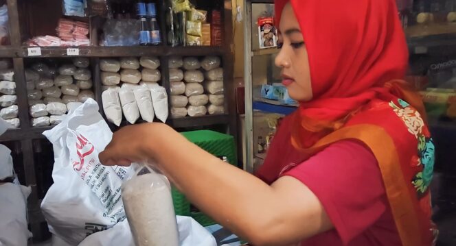 
					LIMBUNG: Harga telur dan gula pasir yang naik membuat perajin kue di Kota Pasuruan limbung. (foto: Moh. Rois).