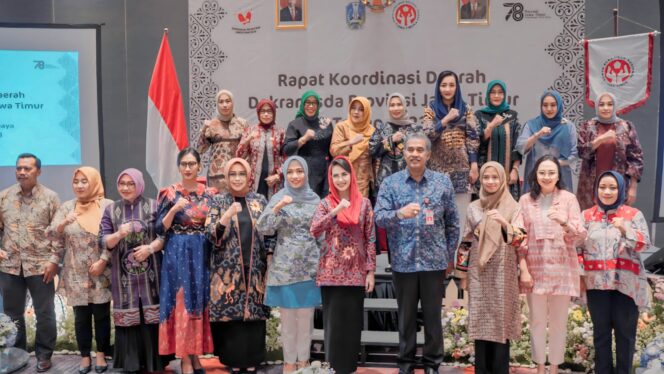 
					PERJUANGKAN UMKM: Ketua Dekranasda Kab. Lumajang, Rahayu Agus Triyono, saat mengikuti Rakorda Dekranasda se-Jatim di Surabaya, Senin (13/11/23). (foto: Asmadi)