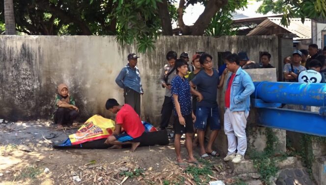 
					TEWAS: Jasad korban setelah berhasil diangkat dari dasar sungai oleh warga. (foto: Moh. Rois).