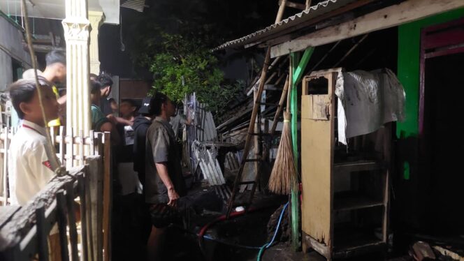 
					TERBAKAR: Rumah warga yang terbakar di Kelurahan Mangunharjo, Kecamatan Mayangan, Kota Probolinggo. (foto: Hafiz Rozani)